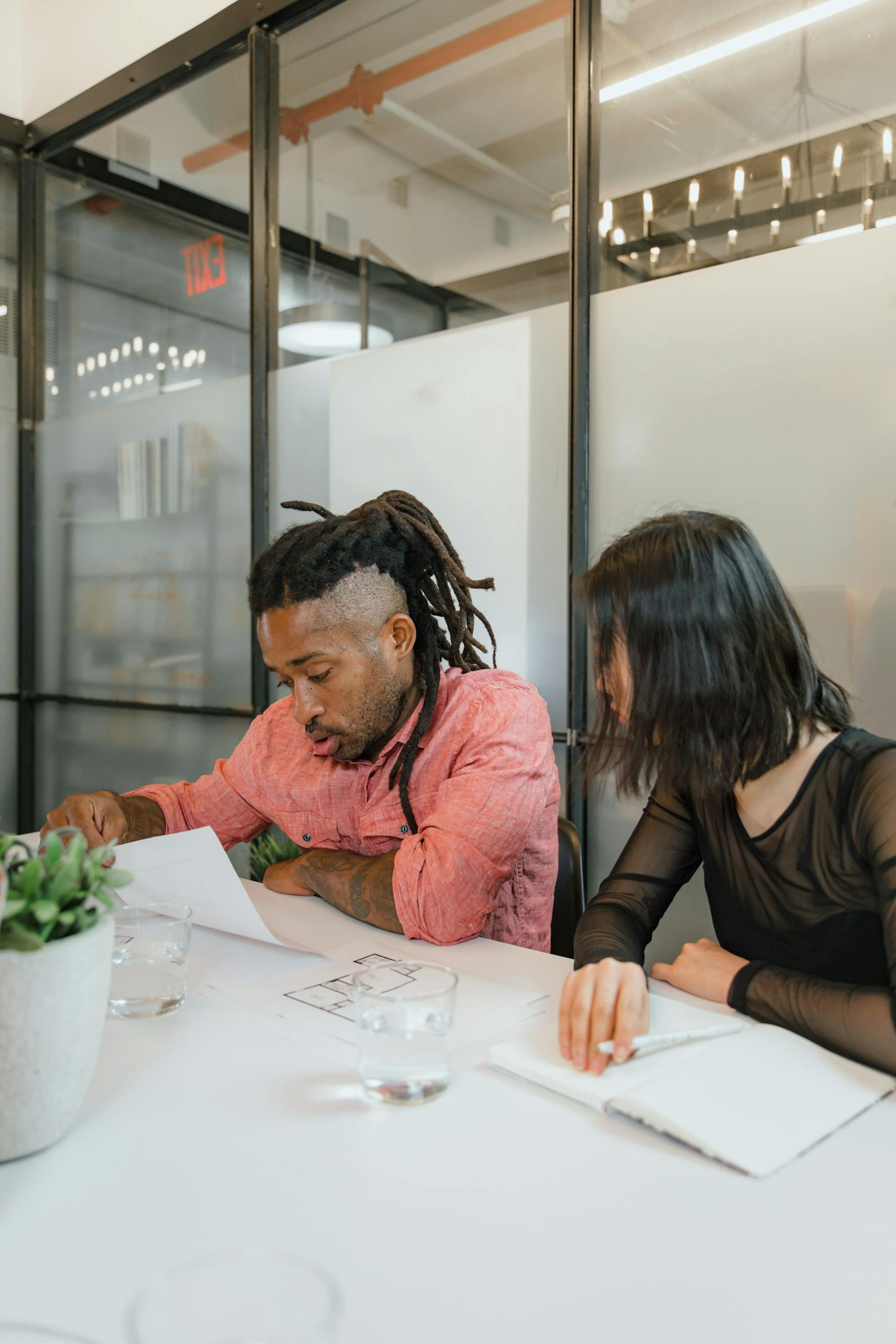 Blueprint e piano operativo su tavolo di progetto